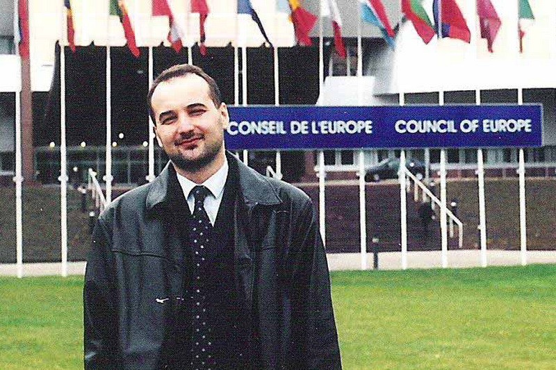Preko OEBS-a do realizacije plana: Nakon što početkom 2000. godine nije uspeo da se zaposli u Državnu bezbednost, Janković se 2003. godine zaposlio u OEBS-u što je iskoristio da konačno postane saradnik BIA